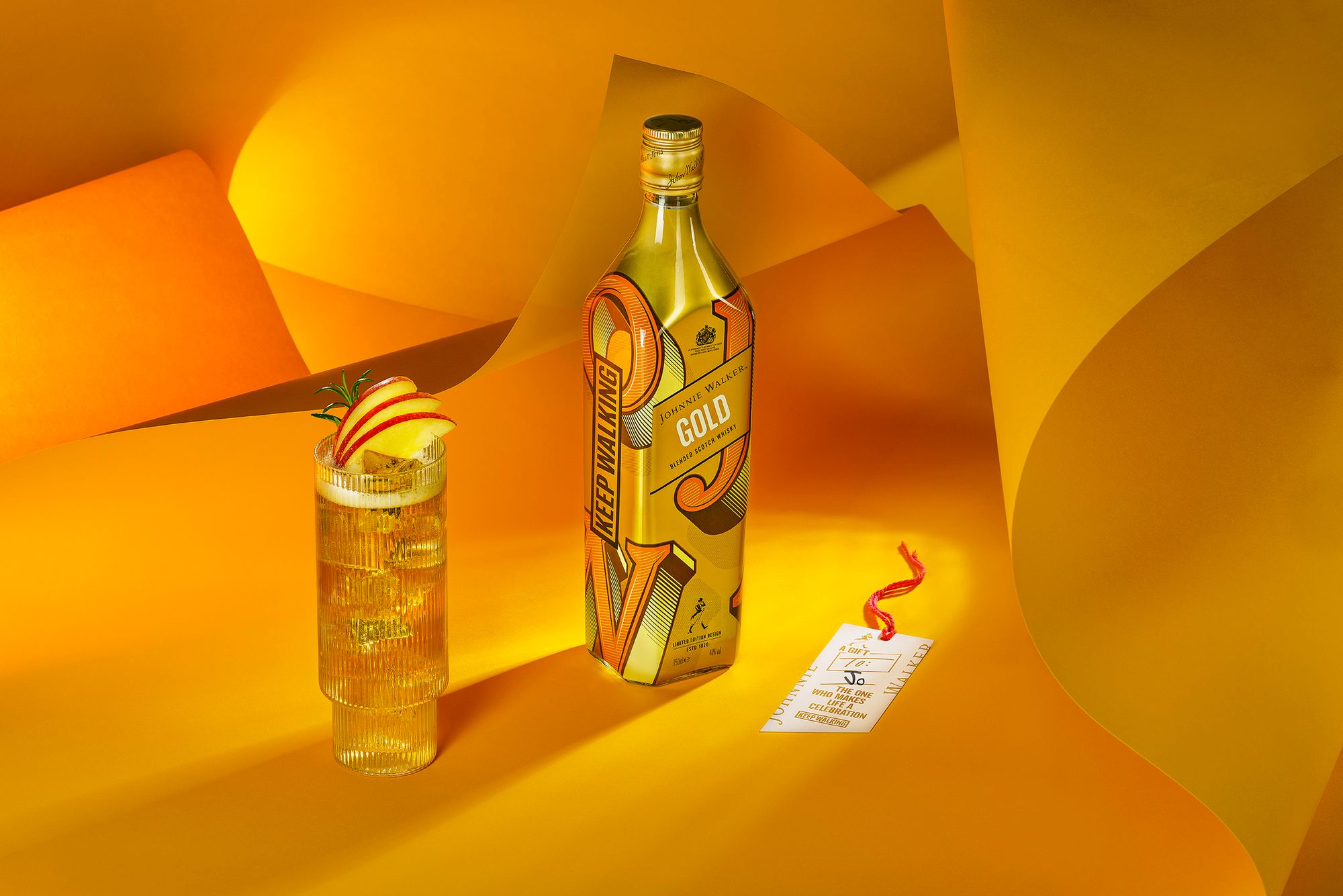 Novo rótulo do whisky Gold Label da Johnnie Walker e copo de drink com whisky Gold Label