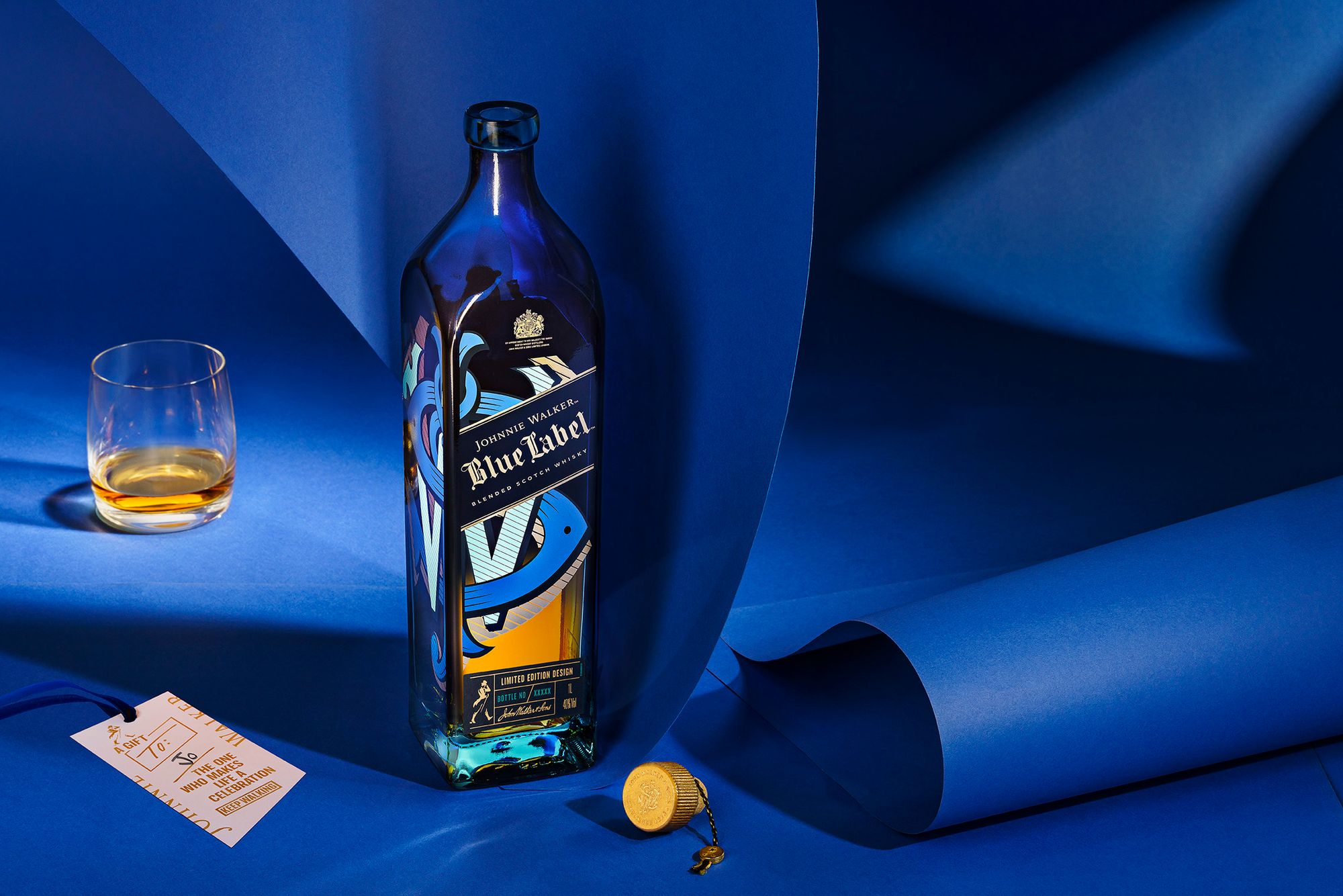 Novo rótulo do whisky Blue Label da Johnnie Walker e copo com dose do whisky Blue Label