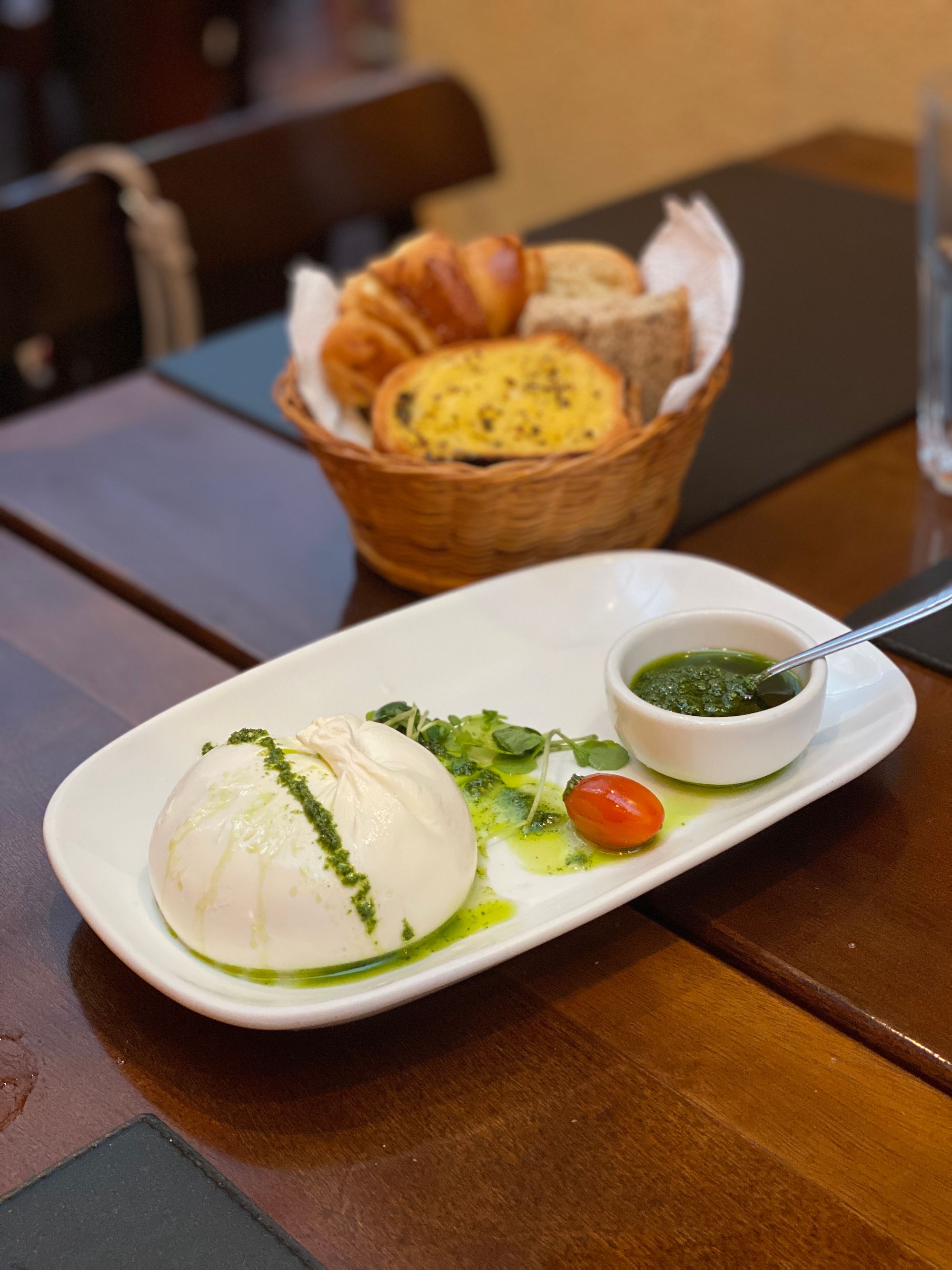 Burrata com molho pesto, rúcula e tomate cereja no bairro Campo Belo em São Paulo