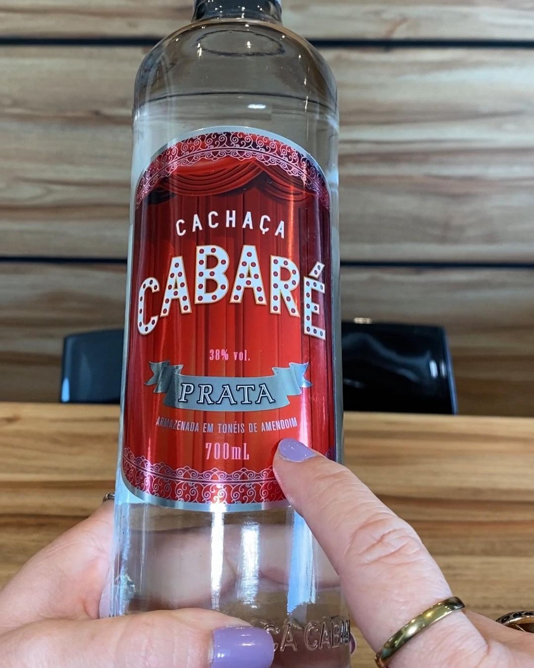 Garrafa de cachaça Cabaré, armazenada em tonéis de madeira Amendoim