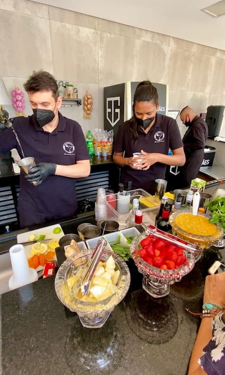 Equipe da Fred´s Sabor Criar preparando drinks e potes com frutas diversas, como abacaxi, morango e maracujá