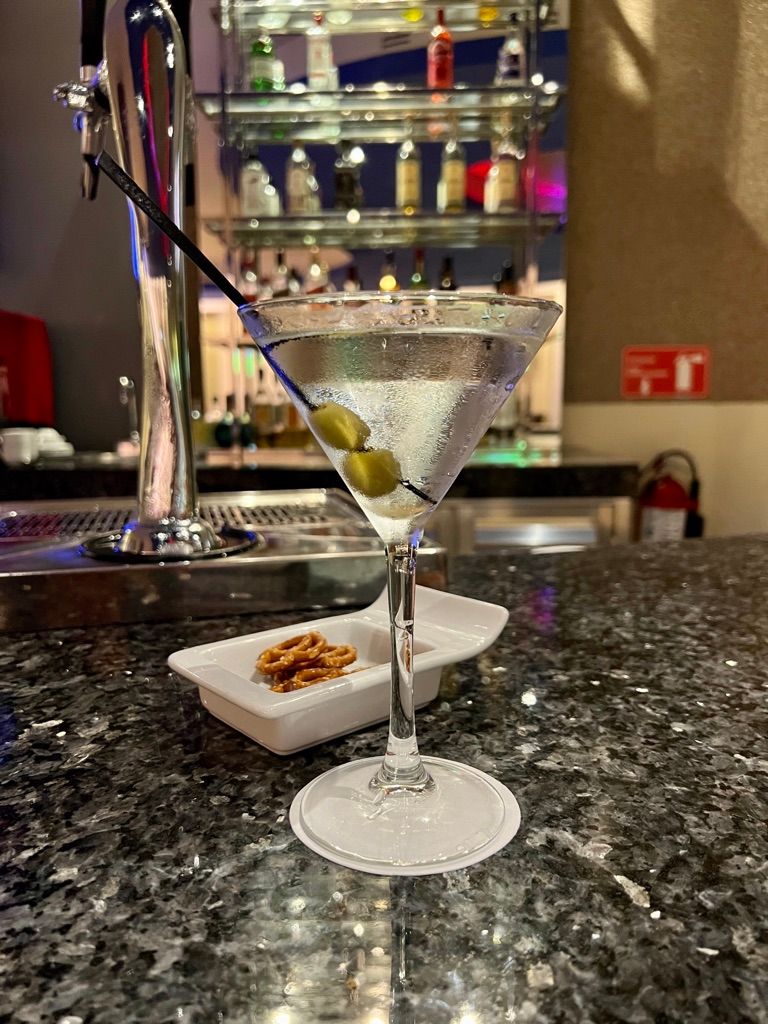 Taça Dry Martini e mini pretzel