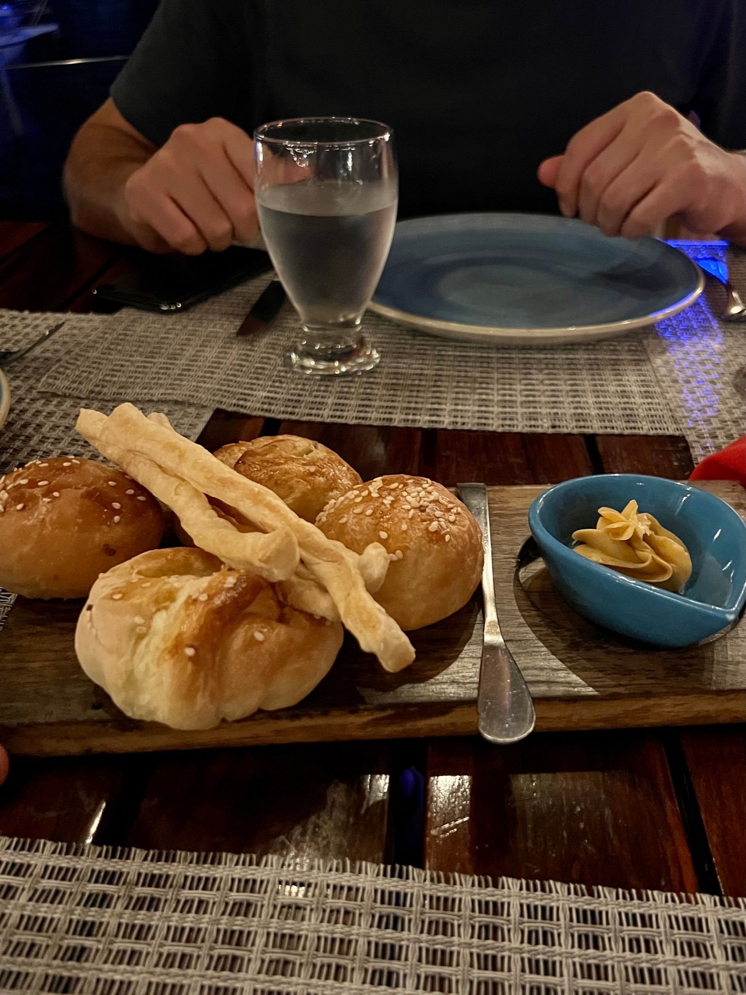 Couvert de pães e manteiga temperada do restaurante Crab House