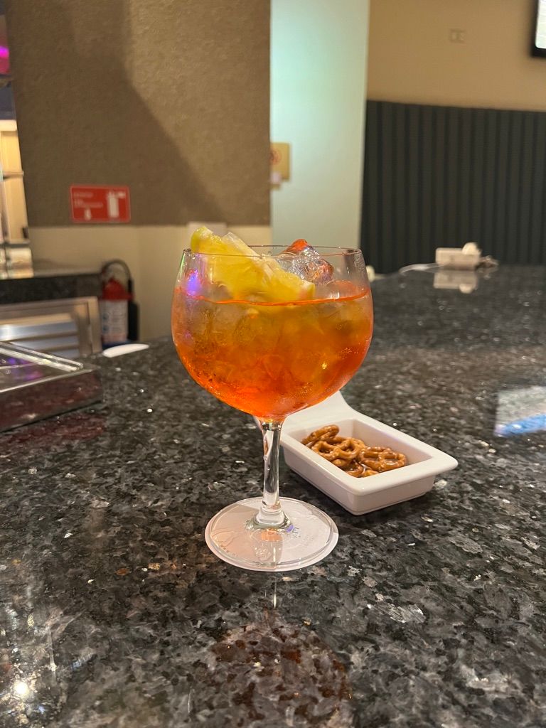 Aperol Spritz e salgadinho Pretzel