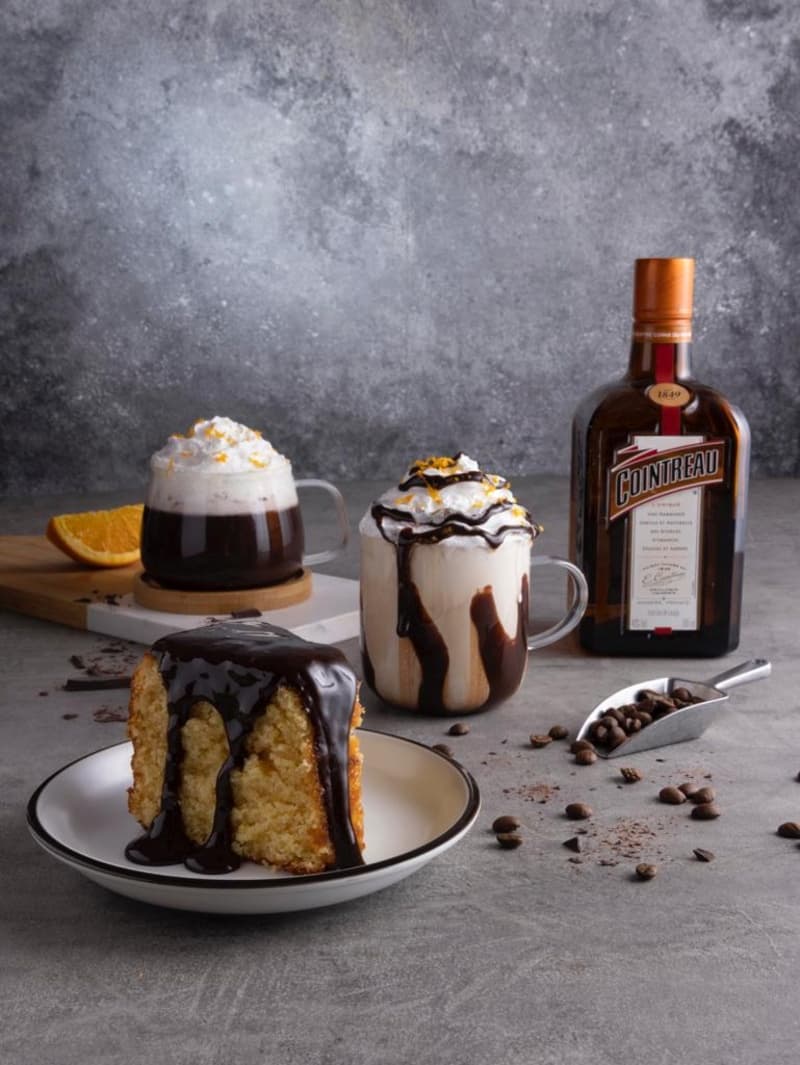 O novo bolo de laranja com calda de chocolate com Cointreau e os novos drinks de inverno feitos com Cointreau