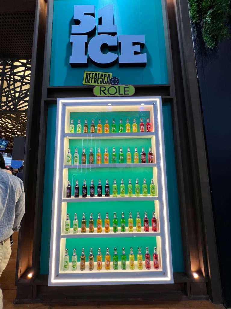 Vitrine com todo o portfólio de sabores da 51 Ice, durante a APAS Show 2023