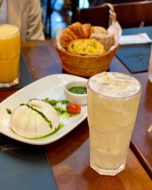 Caipifruta de abacaxi do restaurante La Cucina di Casa, no Campo Belo, e burrata com molho pesto 