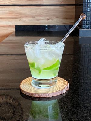 Copo com caipiroska de limão feita com vodka Absolut