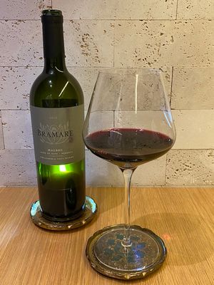 Garrafa e t de vinho tinto Malbec argentino Bramare, produzido pela vinícola Viña Cobos em Mendoza e importado pela Grand Cru