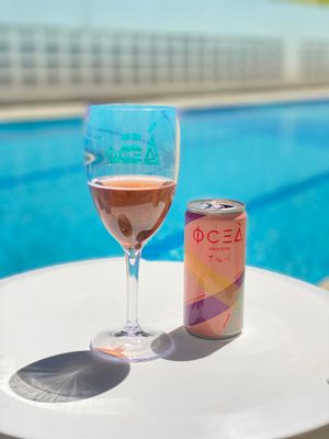 Drink em lata Rosé de Verano, em copo personalizado com a marca Oceà, ótimo para beber à beira da piscina