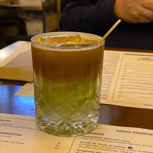 Copo baixo (copo on the rocks) mostra as duas camadas bem nítidas: a verde, com a caipirinha de limão, e a de café.