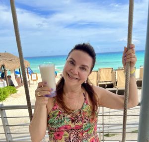 Frozen Piña Colada servida no bar de praia do hotel Beach Palace