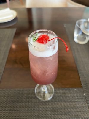 Um mocktail é um drink sem álcool, este finalizado com cereja e alecrim