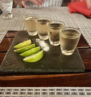 Shots de tequila com limão e sal