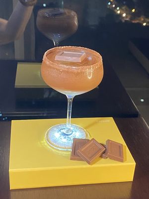 Drink de Páscoa com crusta de chocolate na taça, cachaça e suco de laranja