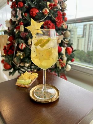 Taça de Clericot feito com vinho branco, licor de tangerina, carambola, uvas verdes e laranja