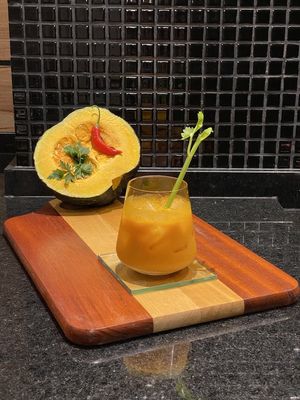 Drink salgado, não-alcoólico, feito com creme de abóbora suco de tomate, pasta de Wasabi, leite de coco e água tônica