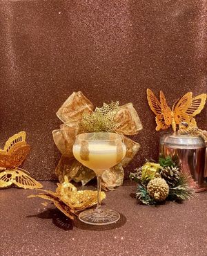 Cocktail de Natal em taça Coupe decorada com canela