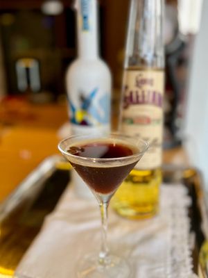 Taça de Espresso Martini feito com licor Galliano e Vodka Belvedere