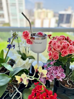 Taça térmica com Drink de Primavera, cercada de flores